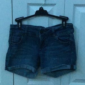 Size 7 stretchy soft denim shorts